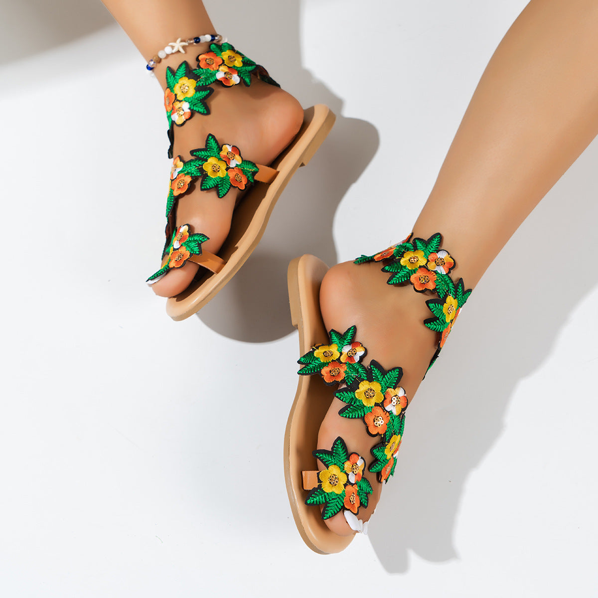 Plus Size Toe Covering Floral Flat Sandals Women Bohemian Vacation Beach Sandals